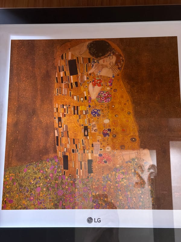 Klimt's "The Kiss" reproduction observed at location