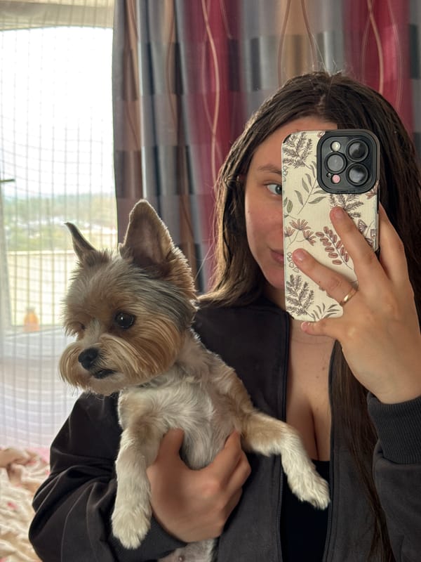 Woman documents morning routine with selfies and pet in Krasnodar