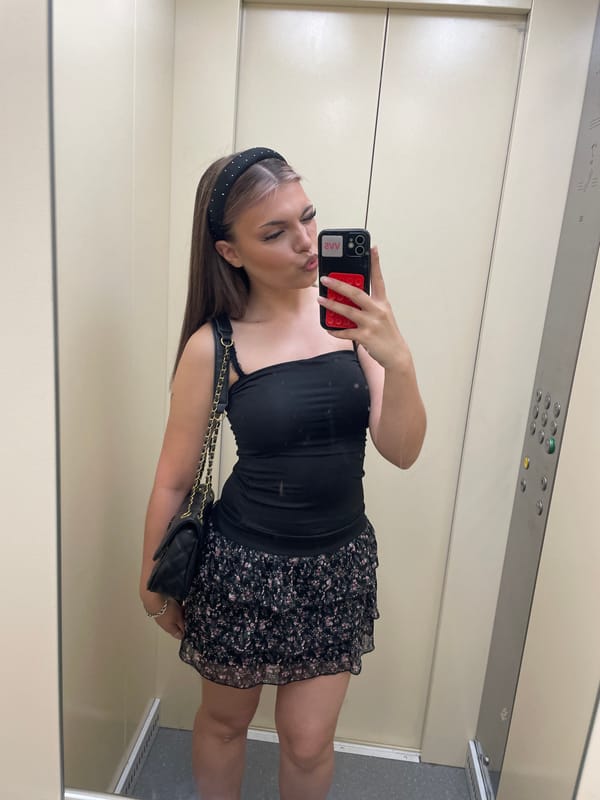 Woman takes elevator mirror selfie in Russia