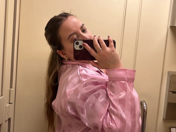 Person takes bathroom selfie in Volgograd
