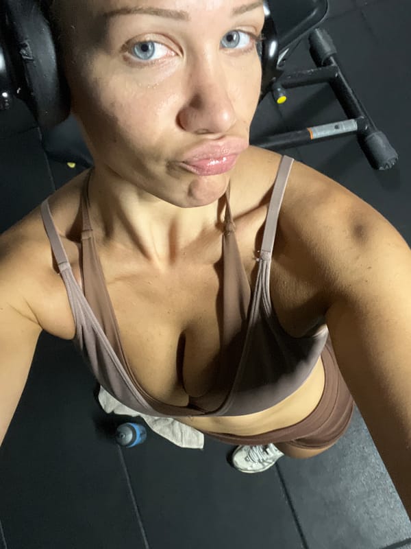 Gym mirror selfies in Altötting, brown athletic set