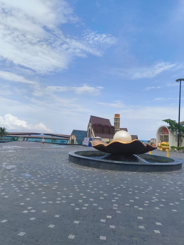 Selfie and scenery at Phú Quốc's pearl fountain plaza