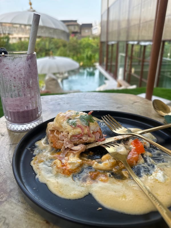 Padel courts and breakfast plates on a casual morning out