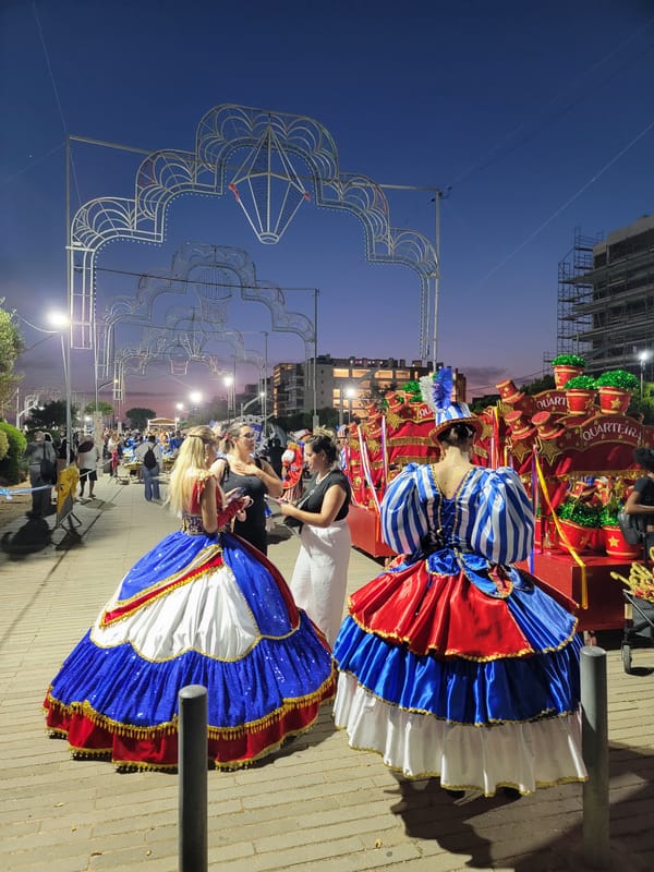 Traditional costume parade and performances light up Quarteira night