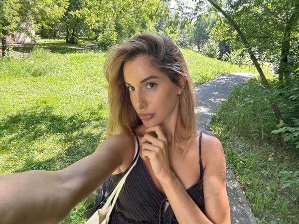 Casual moments in a sunlit Moscow park
