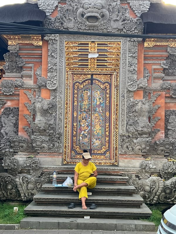 Tourist captures everyday moments in Ubud's cultural district