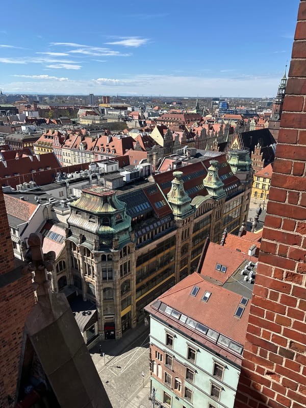 Tourist captures Wrocław's dwarfs, street performer, Old Town Hall