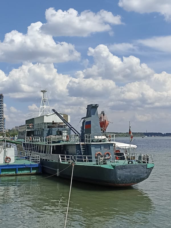 Rostov-on-Don embankment: ships, statues, and riverside monuments