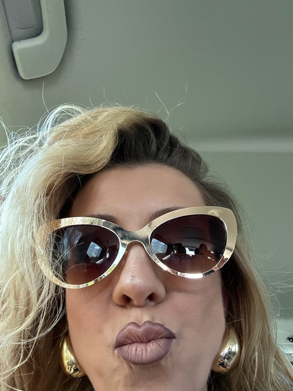 Woman takes selfie in Dronten wearing gold-framed sunglasses