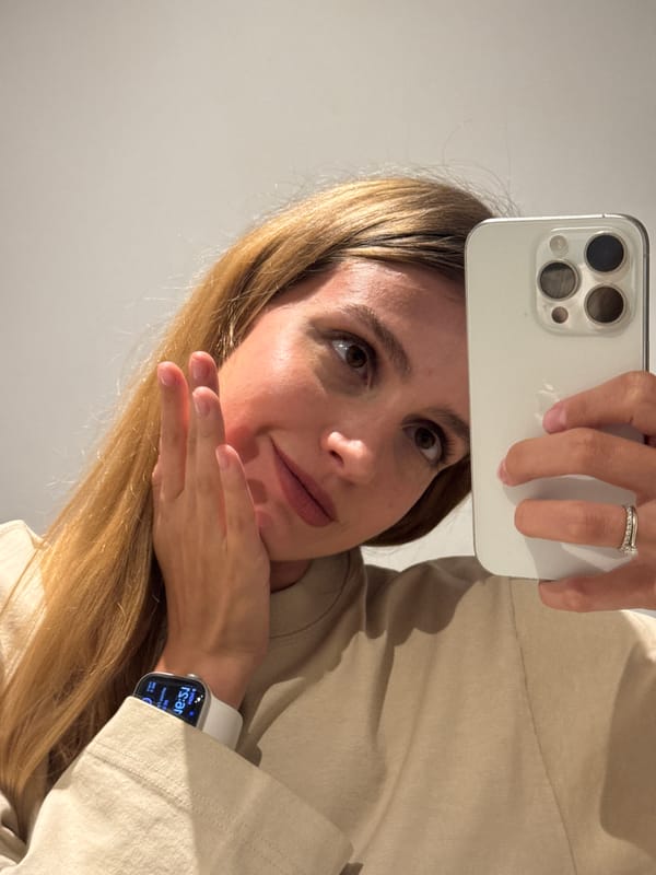 Woman documents hair salon visit with selfies in Tbilisi