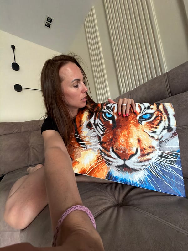 Woman documents morning routine with art and pet in Birobidzhan
