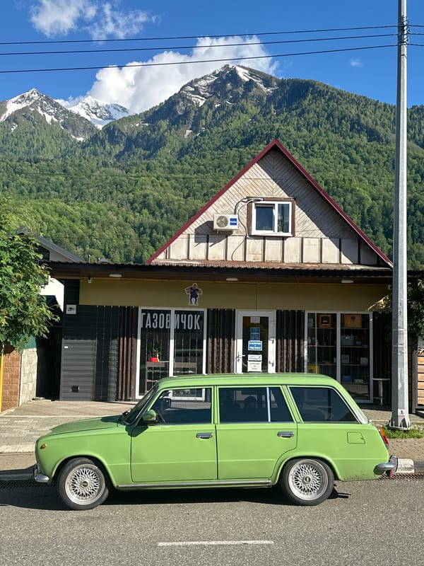 Tourist captures everyday scenes in Russian mountain resort town