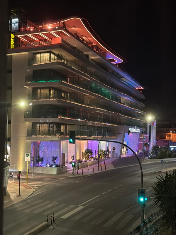 Evolution Hotel lights up a Cascais evening