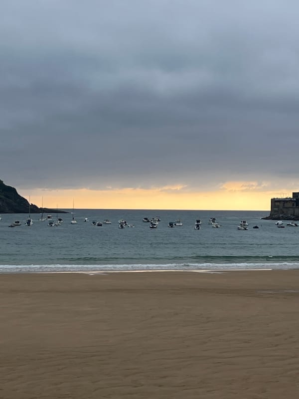 Dusk at La Concha Bay: views, posing, and tile painting