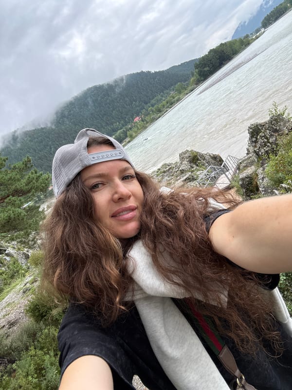Selfies and river views from Elekmonar's rocky Katun banks