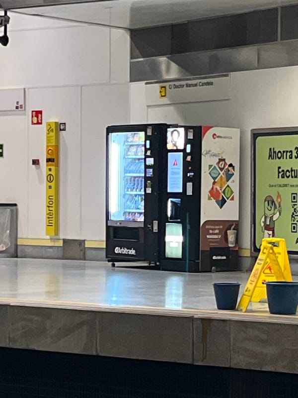 Early morning documentation at València's Amistat metro station