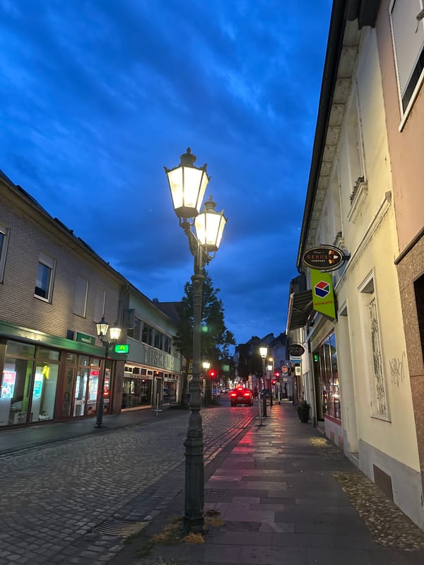 Evening stroll through Krefeld's Königstraße, flowers and tram tracks