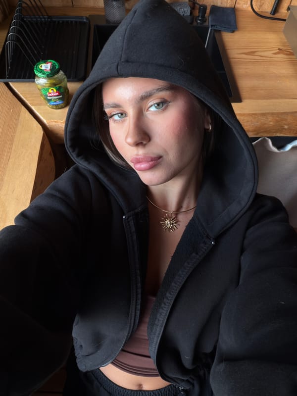 Laid-back afternoon in Manskiy with snacks, a dog, and selfies