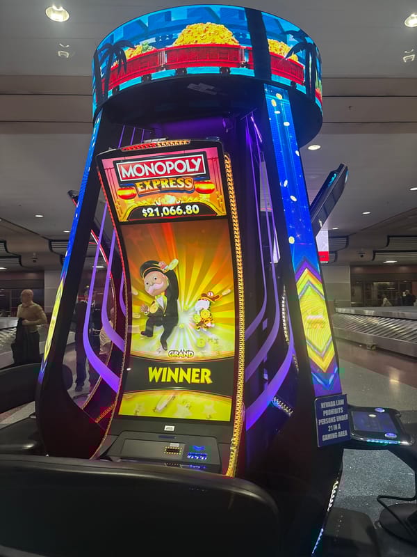 Airport travelers, slot machine jackpot observed in Paradise