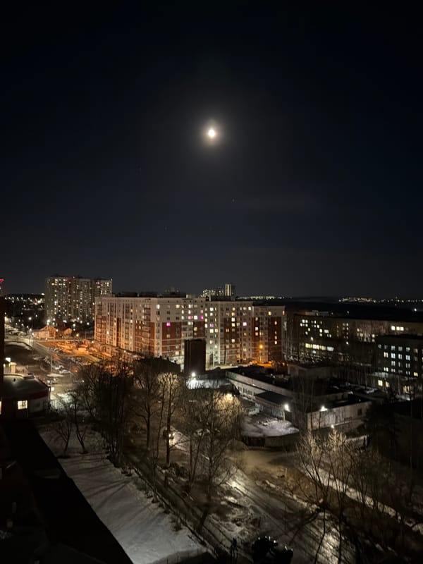 Evening life captured in Izhevsk: cityscape, cooking, social media