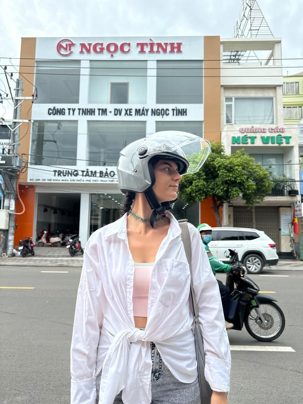 Morning street life documented in Vietnamese coastal city