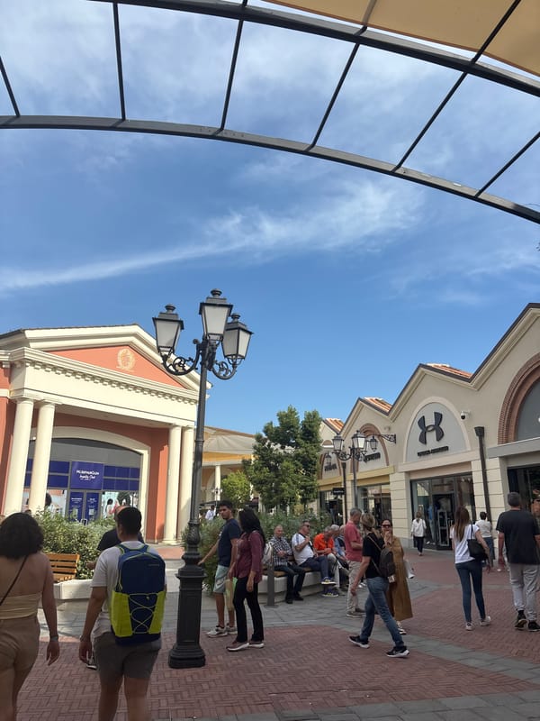 Afternoon shopping trip documented at Rome designer outlet