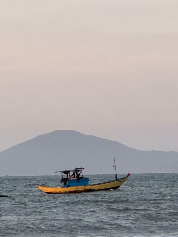Morning coastal scenes documented along Đà Nẵng Vietnam beaches