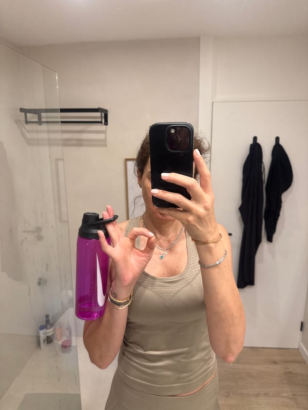 Woman takes mirror selfie in Vila Nova de Gaia