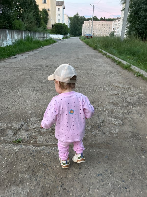 Family afternoon in Noviy: garden blooms, a toddler outside, baby indoors