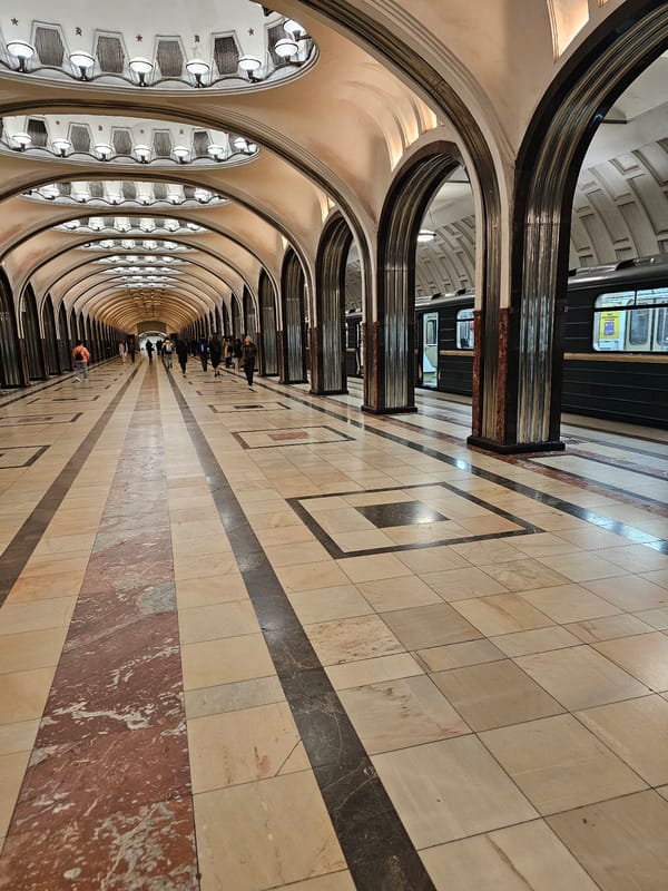 Morning life documented across central Moscow locations