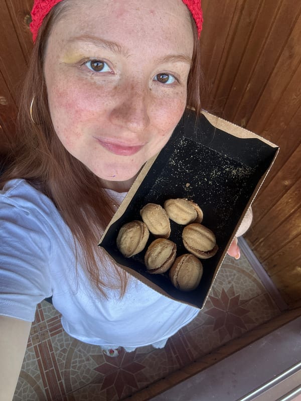 Woman shares Russian cookies with children on Nizhny Novgorod balcony