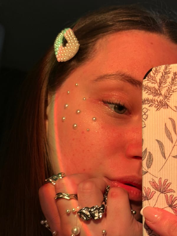 Woman takes pearl-decorated selfies in Krasnodar apartment for hour