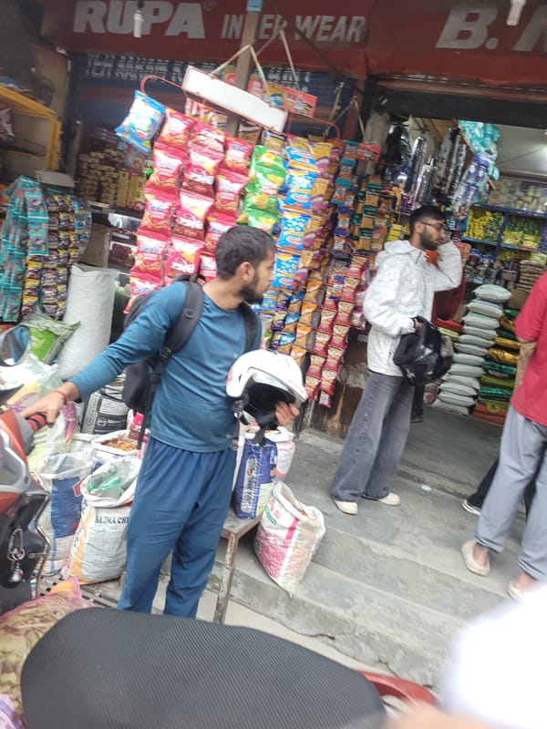 Street food, vendors, and crowds on Manali's mall road