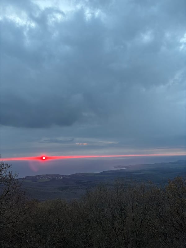 Red light observed in overcast sky near Brodilovo, Bulgaria