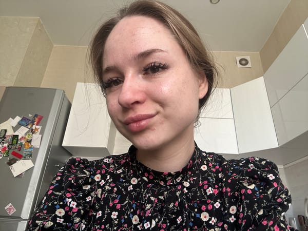 Woman takes series of indoor selfies over 3-minute span