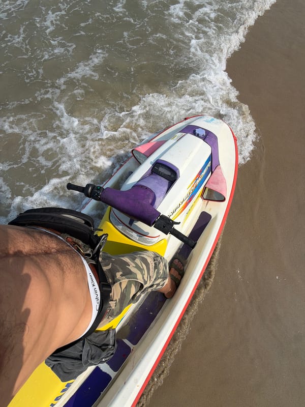 Morning beach scene captured in Đà Nẵng, Vietnam