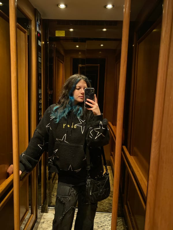 Person takes elevator selfie in Gijón, Spain