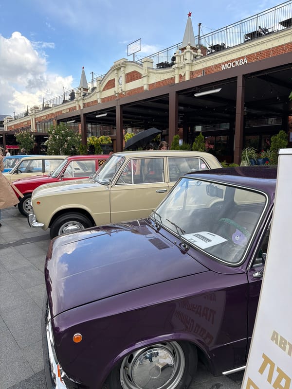 Classic Soviet cars draw crowds at Moscow vintage exhibition