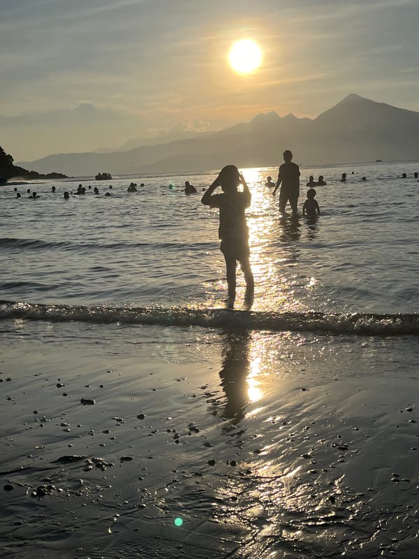 Golden hour beach life documented in Đà Nẵng