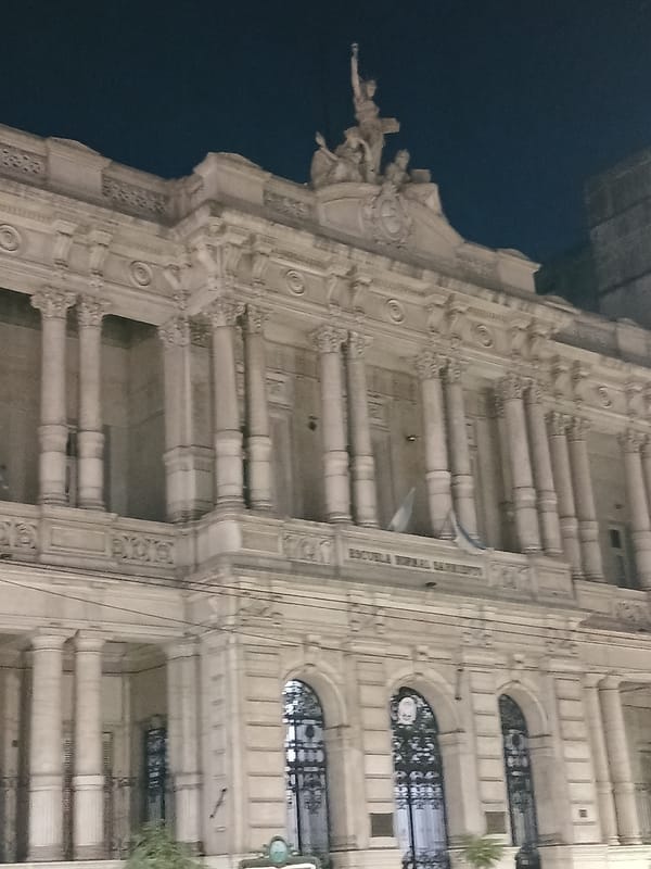 Night walk through Buenos Aires captures street life, architecture