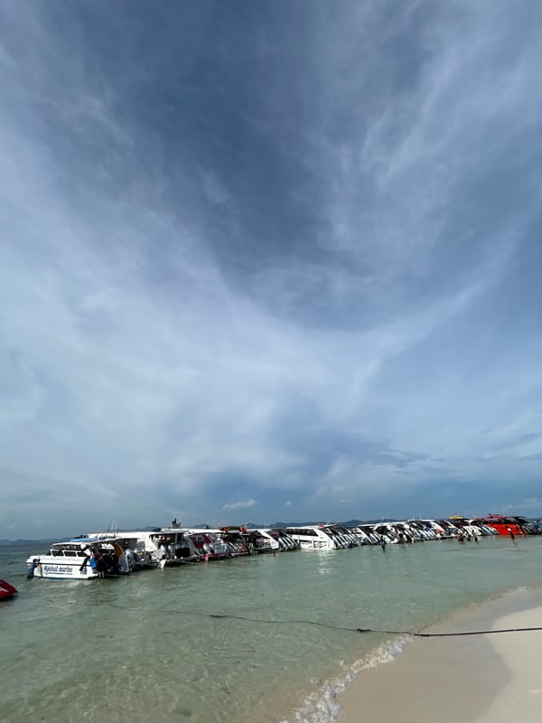Phru Nai beach in full swing: boats, vendors, and crowds