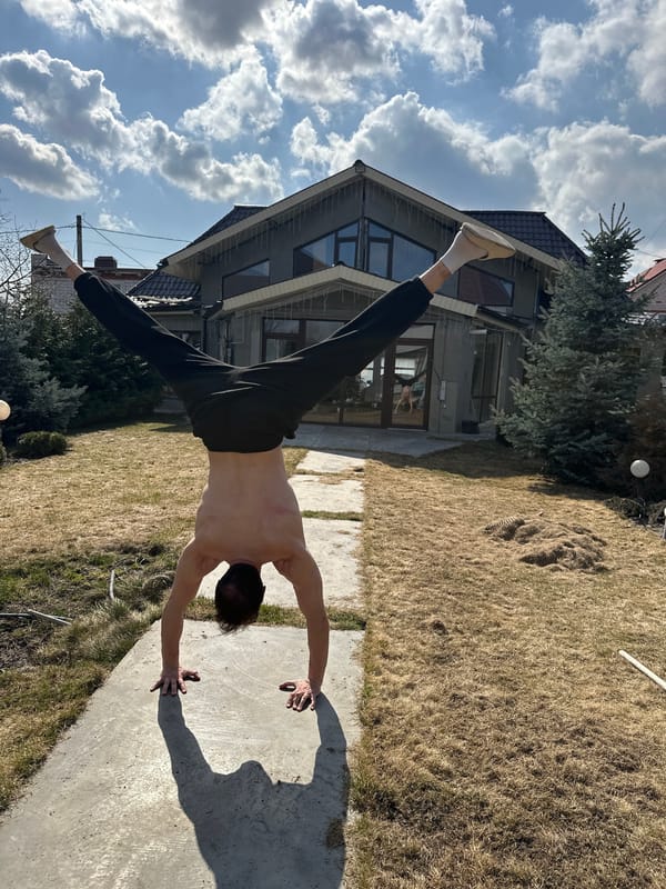 Man performs yard activities and acrobatics in Kursk residential area