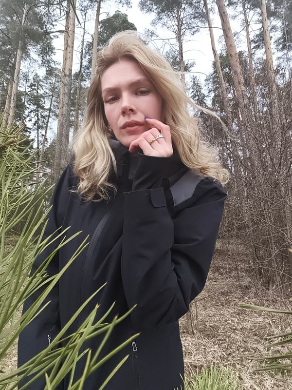 Woman spotted in Izhevsk forest wearing black jacket, rings