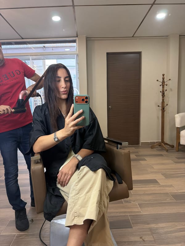 Woman documents salon visit and Starbucks delivery in Villahermosa
