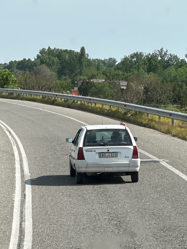 White Fiat observed on winding road near Κορνοφωλιά, Greece