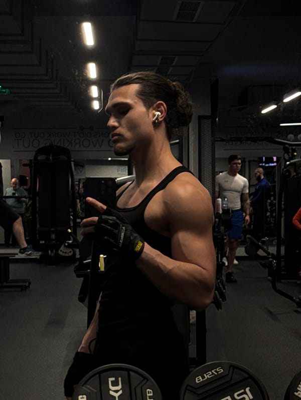 Man takes mirror selfie at Sofia gym