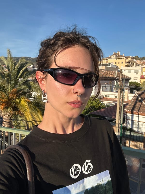 Visitor documents sunny afternoon tour of Málaga from elevated viewpoints