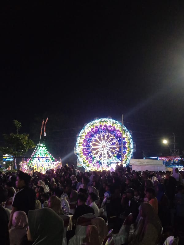 Night festival draws crowds to Kaliwungu carnival and market