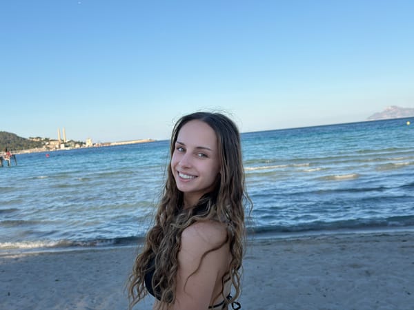 Woman poses for beach photos in Alcúdia, Spain