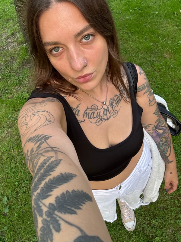 Tattooed woman enjoys afternoon selfies and dining in Sochi